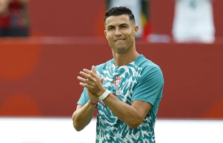 Cristiano Ronaldo deve faturar R$ 1,5 bilhão e supera Messi em ranking (KAMIL KRZACZYNSKI/AFP)