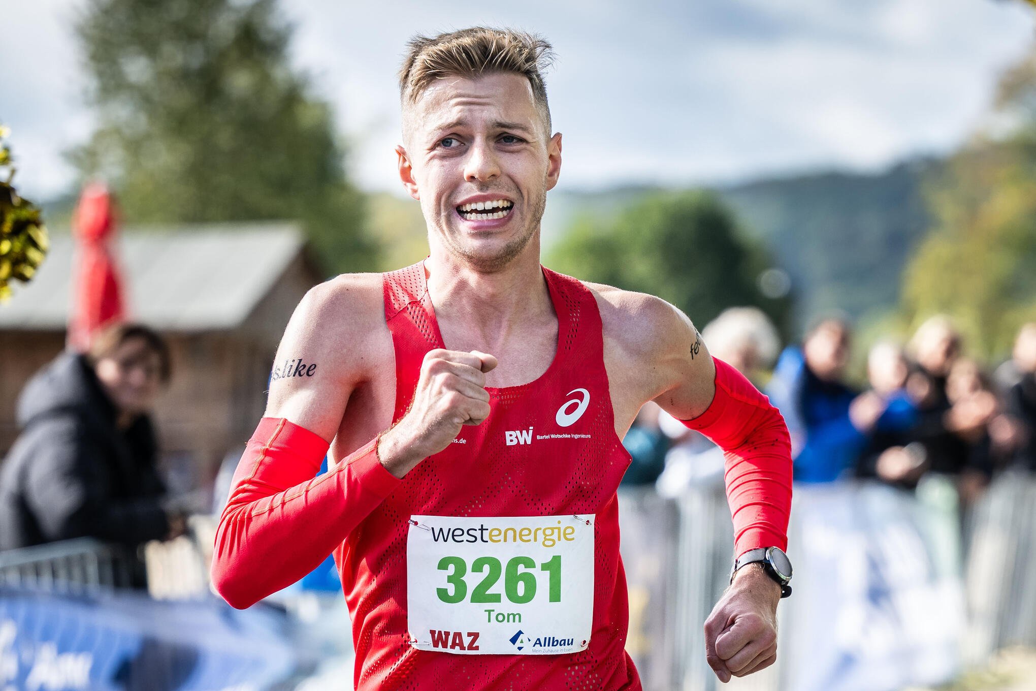 Tom Förster lief beim 64. Marathon um den Baldeneysee in Essen einen Start-Ziel-Sieg heraus. In der Bestenliste für 2026 wird seine Zeit aber nicht verewigt.
