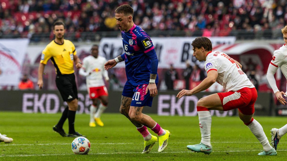 Phillip Tietz behauptet den Ball vor Willi Orban