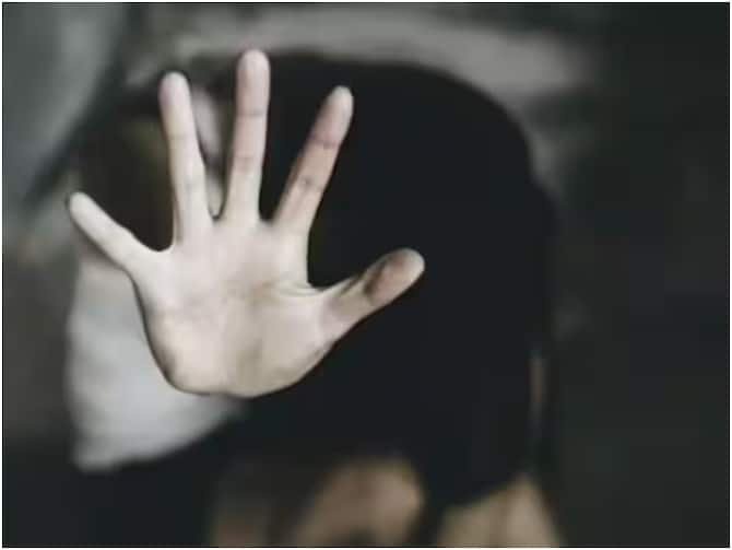 Uttarakhand: यूनिफॉर्म का नाप लेने की आड़ में 100 से ज्यादा छात्राओं से छेड़छाड़, जूते-चप्पल से हुई पिटाई