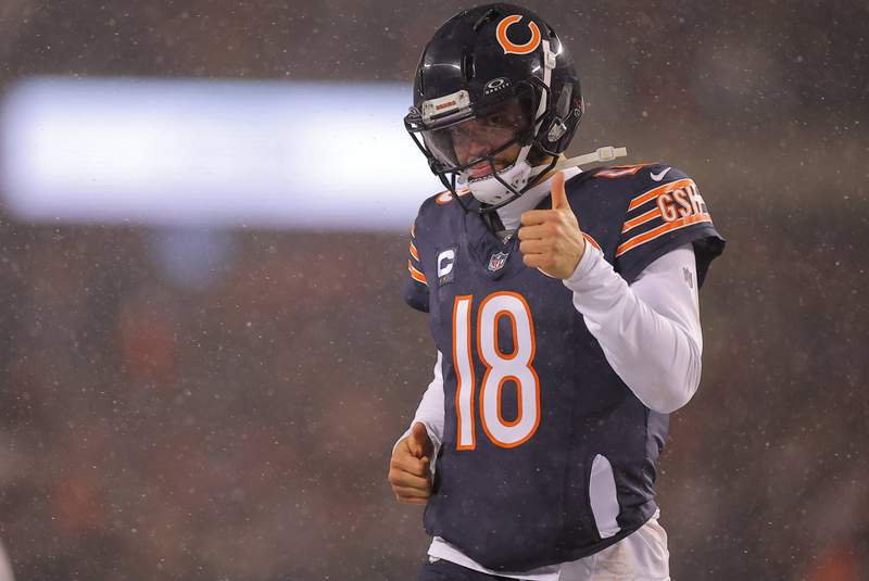 CHICAGO, IL – JANUARY 18: Caleb Williams 18 of the Chicago Bears during the NFC Divisional Round playoff football game on January 18, 2026 at Soldier Field in Chicago, Illinois. Photo by Melissa Tamez/Icon Sportswire NFL, American Football Herren, USA JAN 18 NFC Divisional Round Rams at Bears EDITORIAL USE ONLY Icon260118077