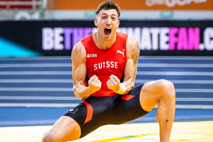 Simon Ehammer lässt den Emotionen freien Lauf, als er im Rahmen des Siebenkampfs an der Hallen-WM in Torun 5,30 Meter überquert und somit auf Weltrekord-Kurs einbiegt.
