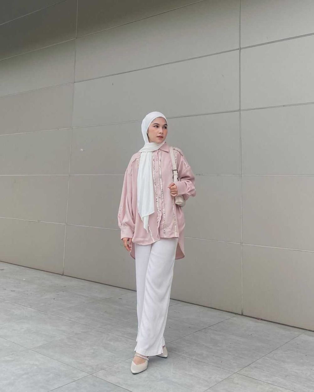 12 Inspirasi OOTD dengan Celana Putih, Solusi Tampil Eksis – porostimur.com