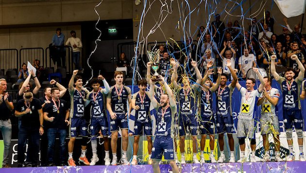 Hartberg stemmt den Pokal in die Höhe.