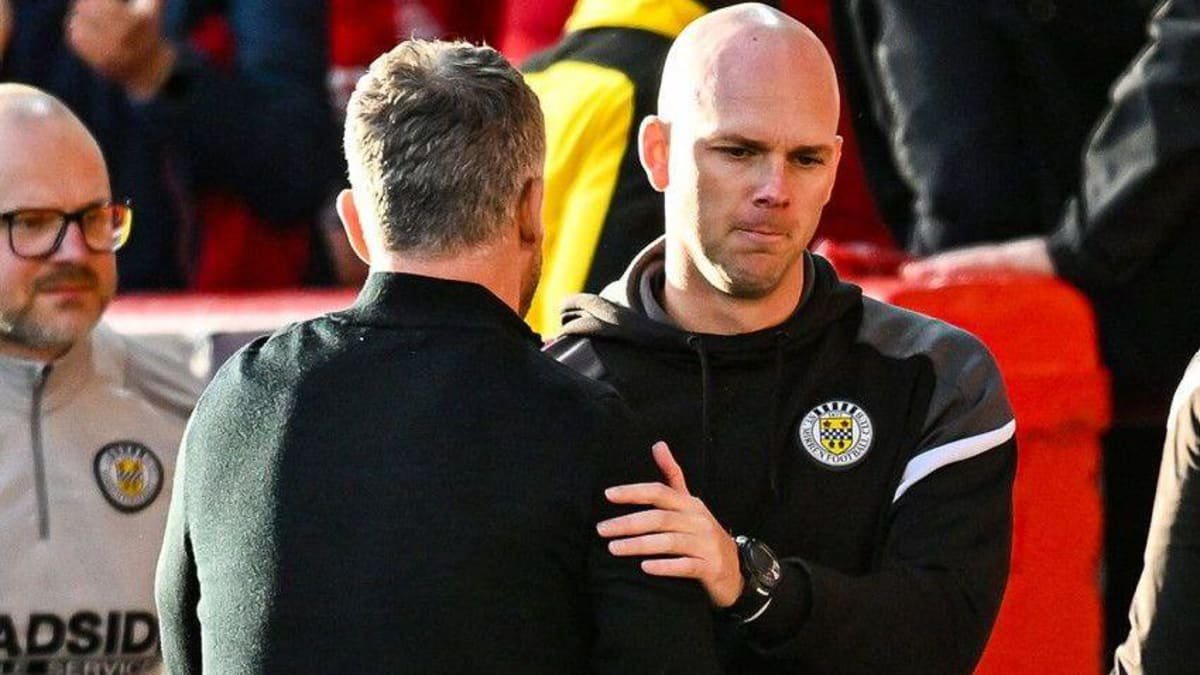 St Mirren Manager Craig McLeish (R) and Aberdeen Manager Stephen Robinson at full time during a William Hill Premiership match between Aberdeen and St. Mirren at Pittodrie Stadium, on October 17, 2026