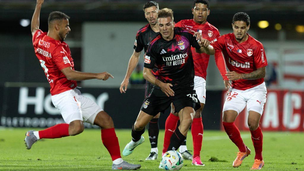 Santa Clara-Benfica (EDUARDO COSTA/LUSA)