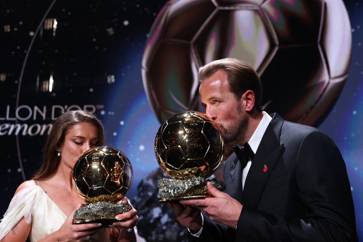Alexia Putellas und Harry Kane küssen ihren Ballon d'Or