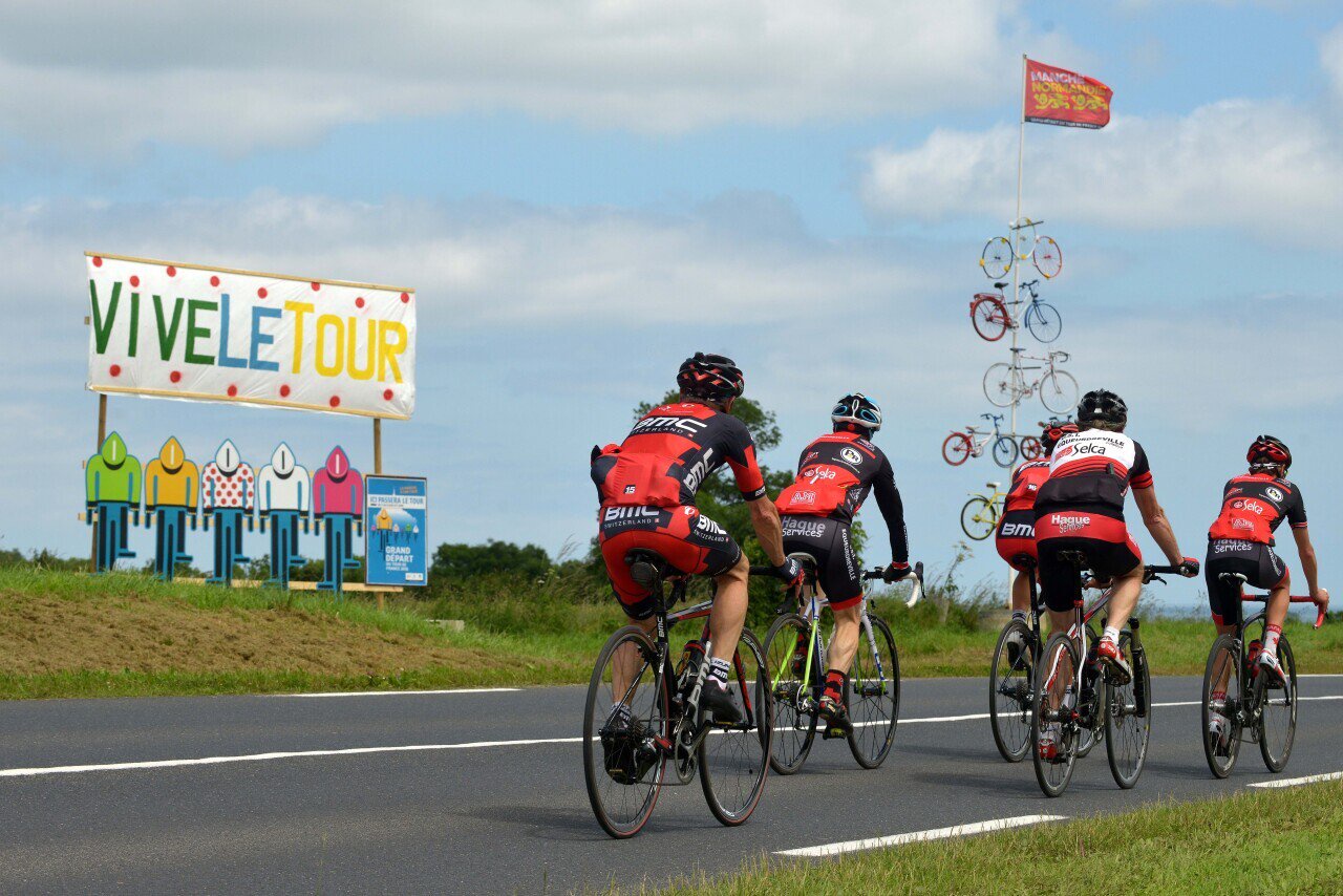 Saint Mère Eglise le 30 juin 2016
Sainte-Mère-Église a accueilli la cérémonie officielle de présentation des équipes du Tour de France 2016 le jeudi 30 juin 2016, en amont du Grand Départ donné dans le département de la Manche.