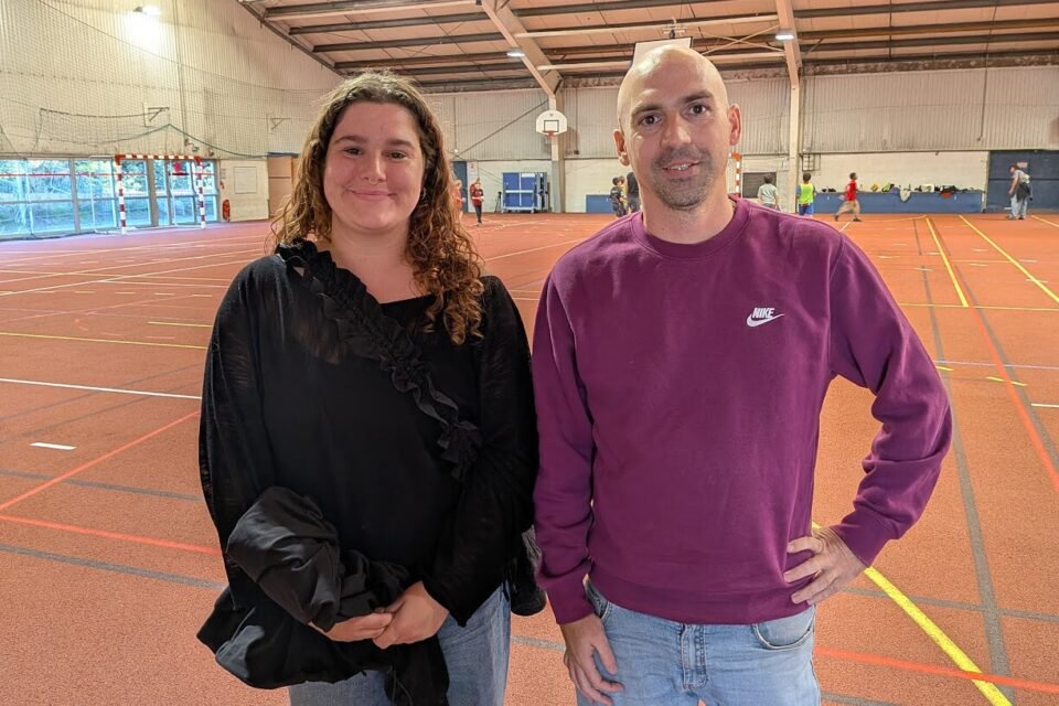 Cléane, coordinatrice socio-culturelle, et Tom, chef de service des travailleurs sociaux au Centre d'hébergement d'urgence pour les migrants d'Ivry. 