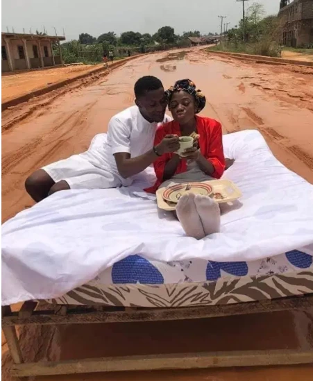 Newlywed couple enjoy their honeymoon in the middle of a muddy road (photos)
