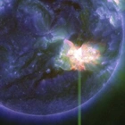 < A huge solar storm is slamming into the Earth. Scientists say you should look up