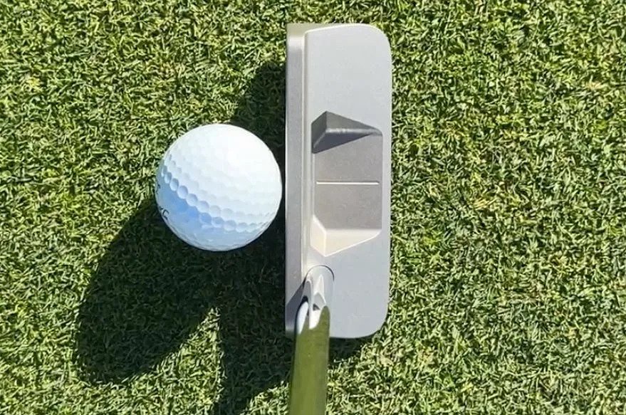 The shaft axis of the Takomo Lumo B1 is aligned with the center of gravity in the head, which reduces the putter's propensity to rotate during your stroke.