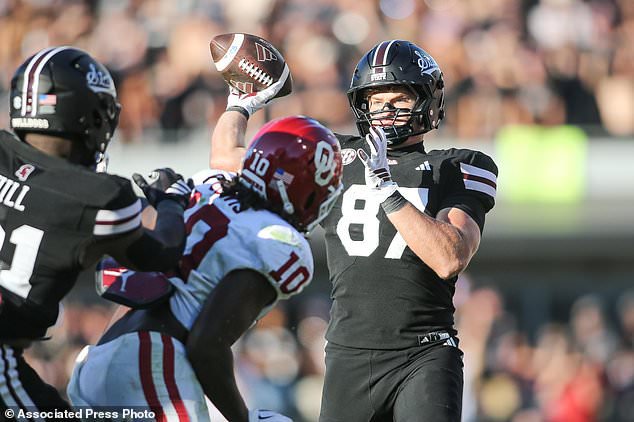 Mississippi State tight end Sam West (87) throws a touchdown pass against Oklahoma during the second half of an NCAA college football game in Starkville, Miss., Saturday, Oct. 24, 2026. (AP Photo/James Pugh)