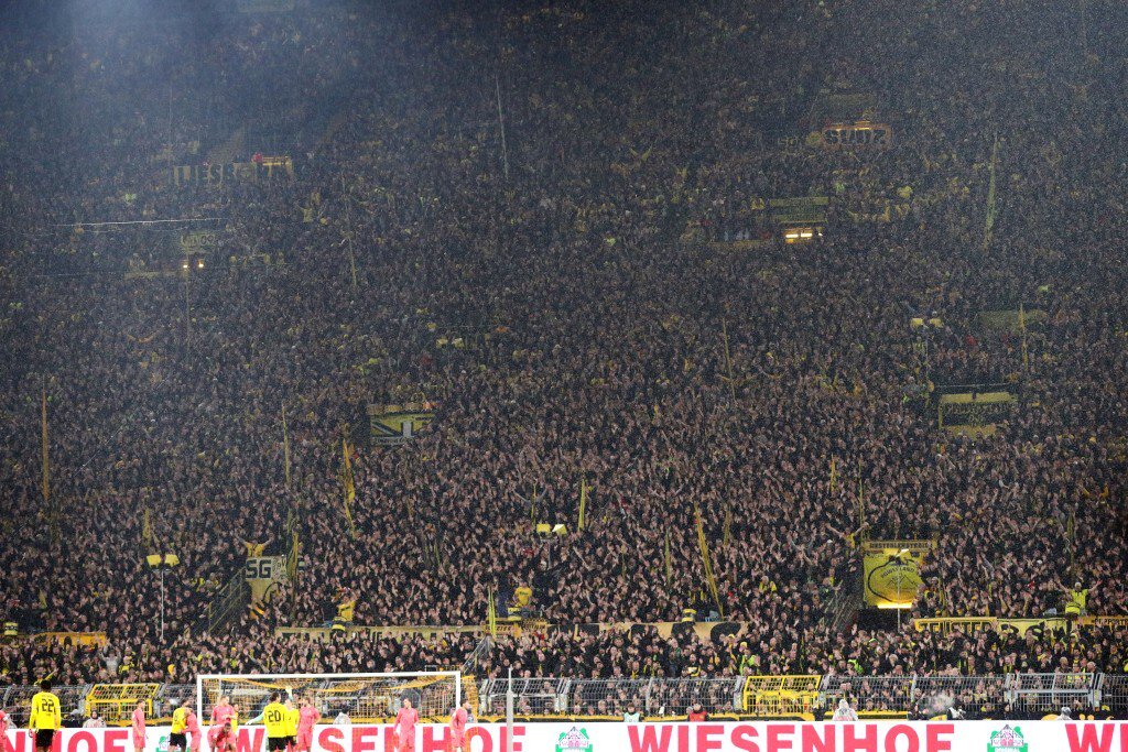 Durchwachsende Support bei Dauerregen auf der Südtribüne