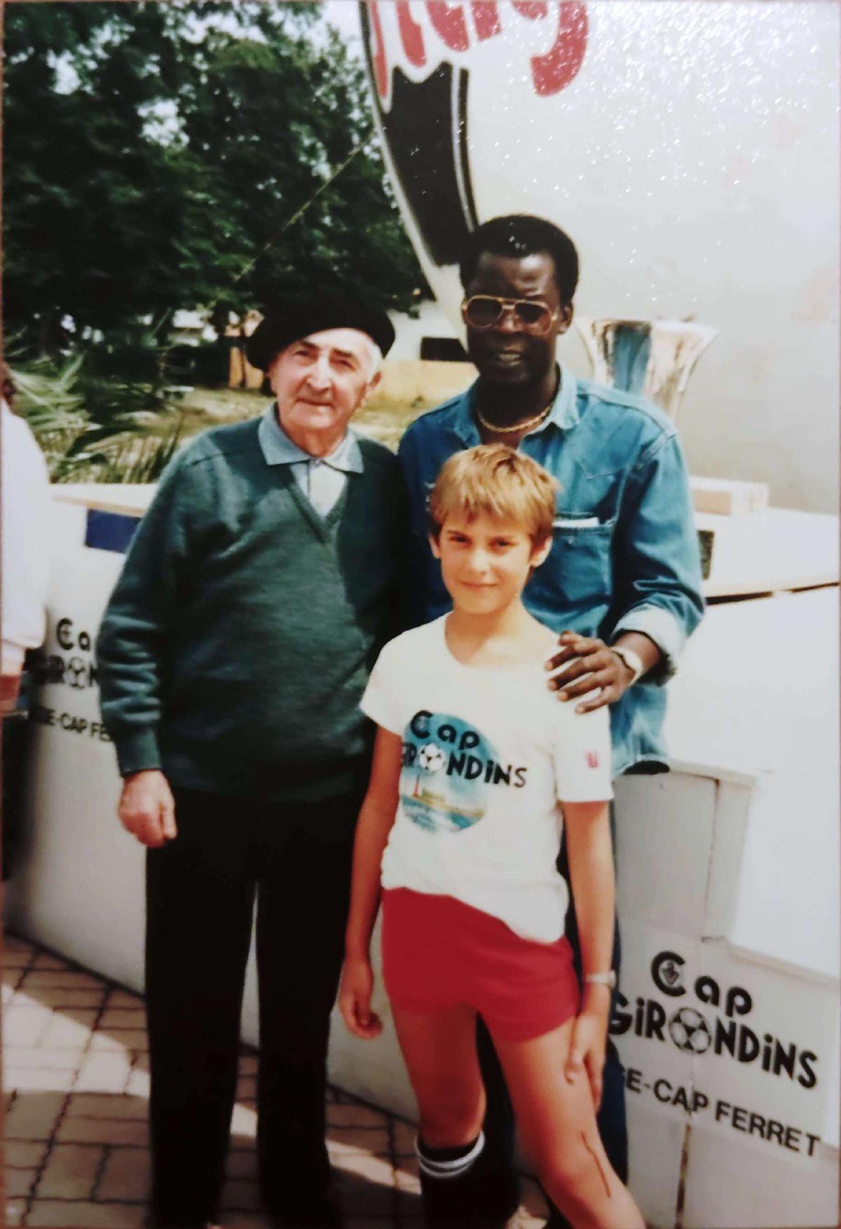 Jean-Christophe, un lecteur de « Sud Ouest » qui partage ses souvenirs, aux côtés de son grand-père et du joueur Marius Trésor.