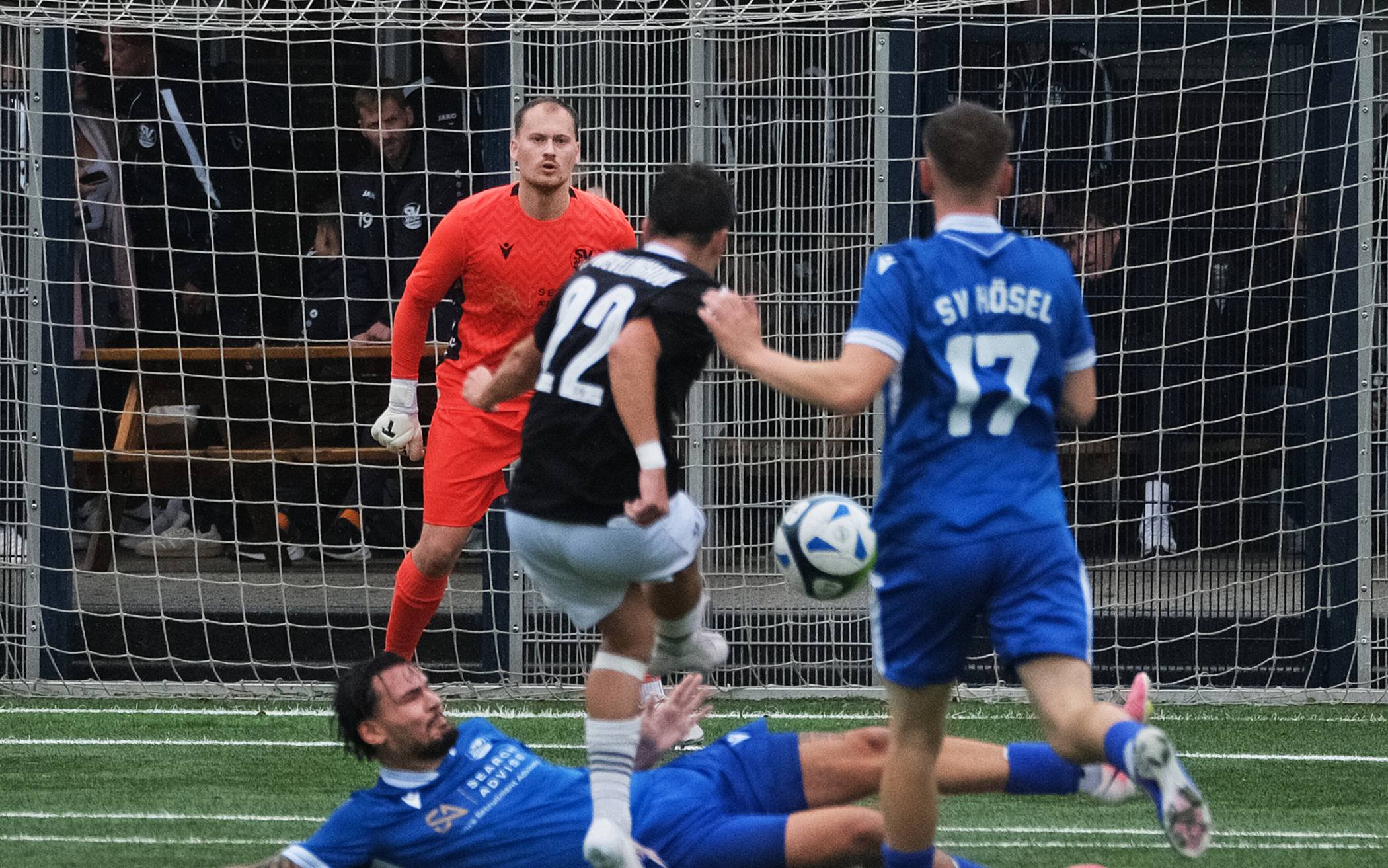 Hösels Torwart Ole Brandt (hinten links) ist verletzt.  