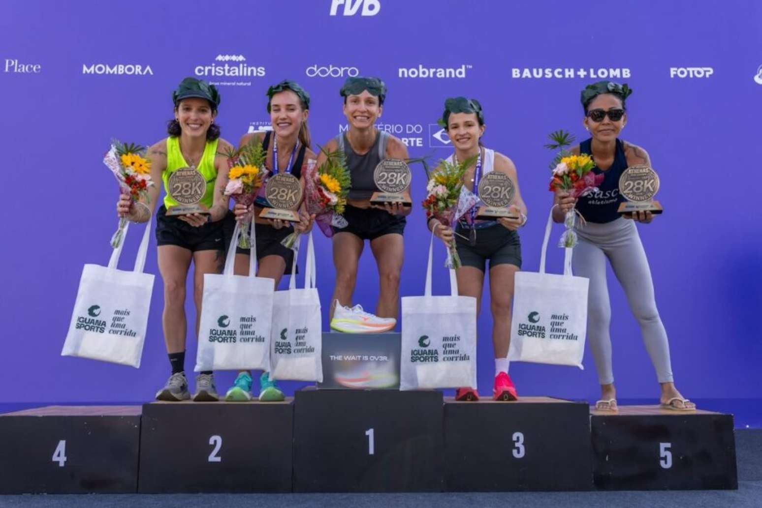 Pódio feminino dos 28K da Mizuno Athenas Run Longer (Divulgação/Iguana Sports)