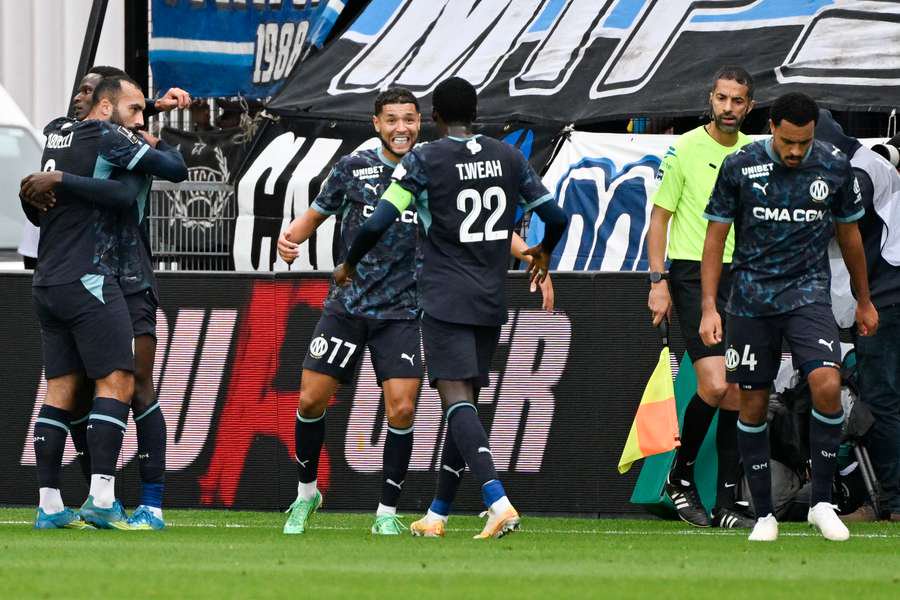 Marseille's Malian midfielder Nouhoum Kamissoko celebrates with teammates
