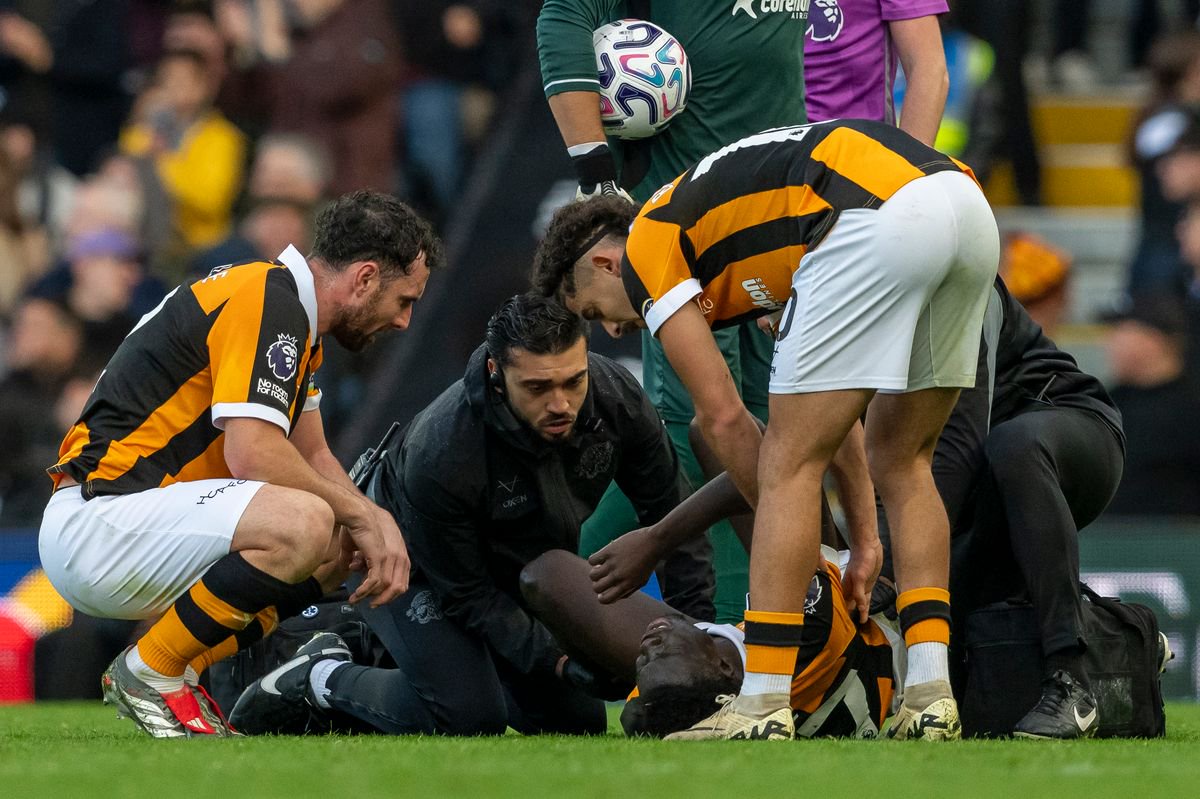 Hull City's Robinio Vaz had to leave the action after Ryan Sessegnon's tackle 
