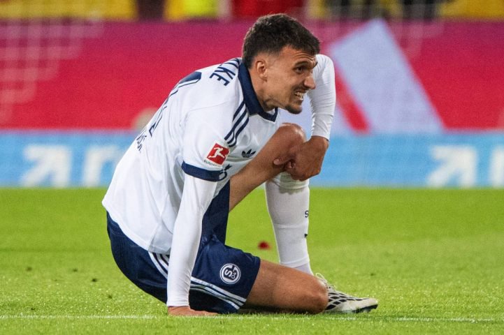 Dejan Ljubicic sitzt verletzt am Boden.