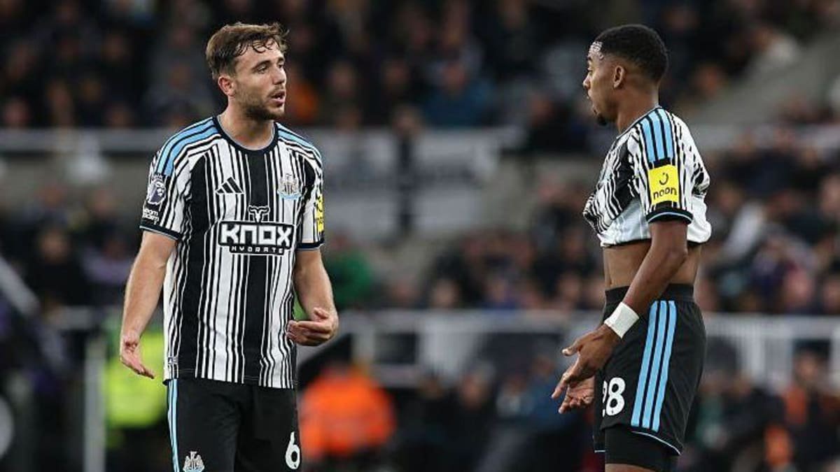 Nico Gonzalez (left) speaks with teammate Joe Willock of Newcastle United