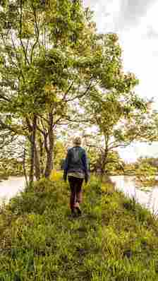 5 Health Benefits of Walking Backwards
