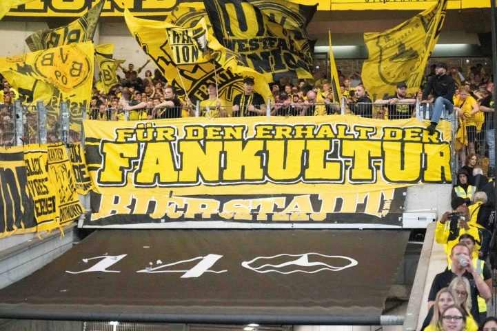 Der BVB möchte seine Fans vom Smartphone weglocken: Mit einer besonderen Maßnahme soll dies gar belohnt werden.