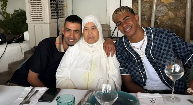 "C'est ma reine" : Lamine Yamal a mis sa grand-mère Fatima à l'abri dans cette villa de luxe à Barcelone, afin "qu'elle soit heureuse" après les années de galères