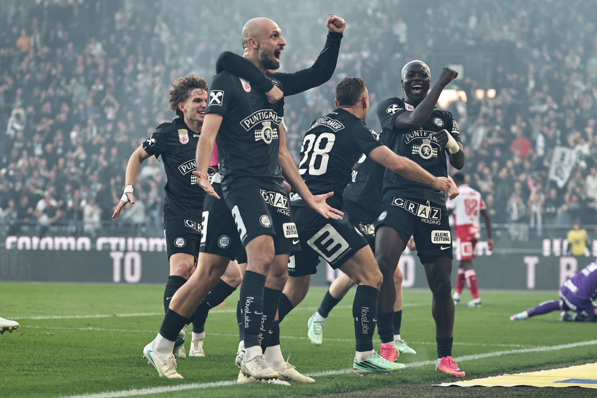 Sturms Spieler lassen ihren Emotionen freien Lauf: Nach der spektakulären Wende jubeln die Schwarz-Weißen über den klaren 6:1-Derbysieg gegen den GAK.