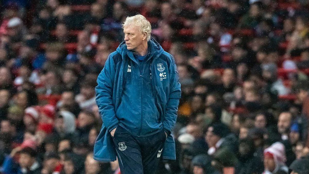 Everton boss David Moyes watches his team
