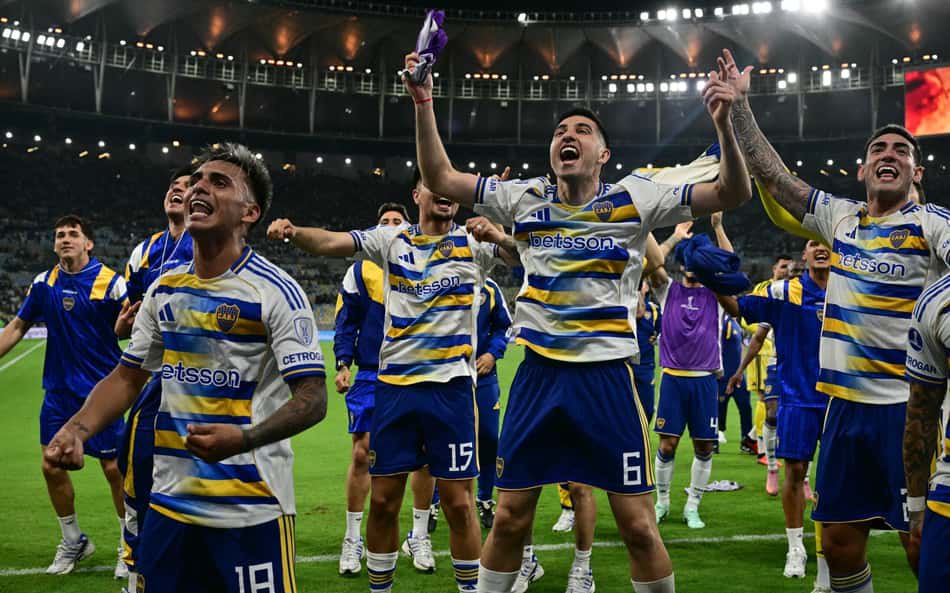 Milton Delgado, Rodrigo Battaglia e Lautaro Di Lollo comemoram a vitória do Boca Juniors após partida contra o Vasco no Maracanã.