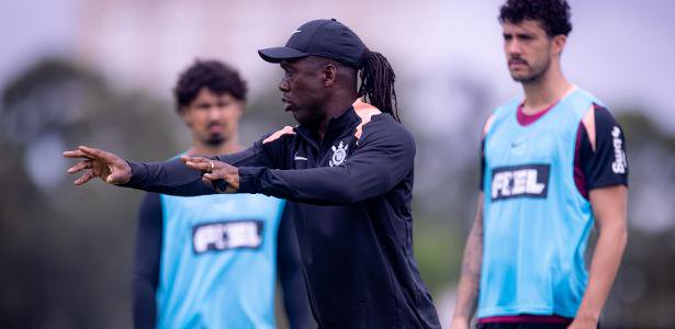 Corinthians: Seedorf começa como técnico sem visto e mudanças na equipe
