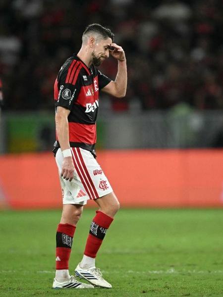 Jorginho, do Flamengo, se lamenta após expulsão na partida contra o Del Valla, pela Libertadores