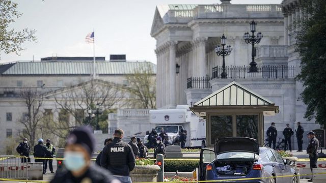 Les forces de l'ordre enquêtent après qu'un véhicule a chargé une barricade au Capitole américain, le 2 avril 2021, à Washington, DC.