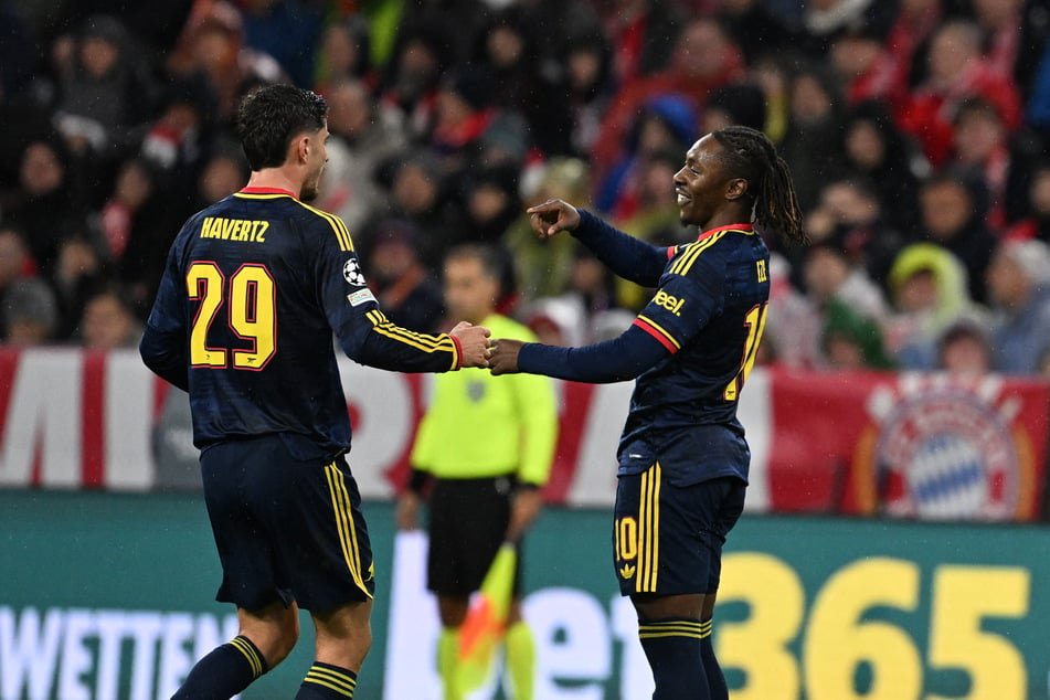 Arsenals Eberechi Eze (r.) jubelt mit Kai Havertz über seinen Treffer.