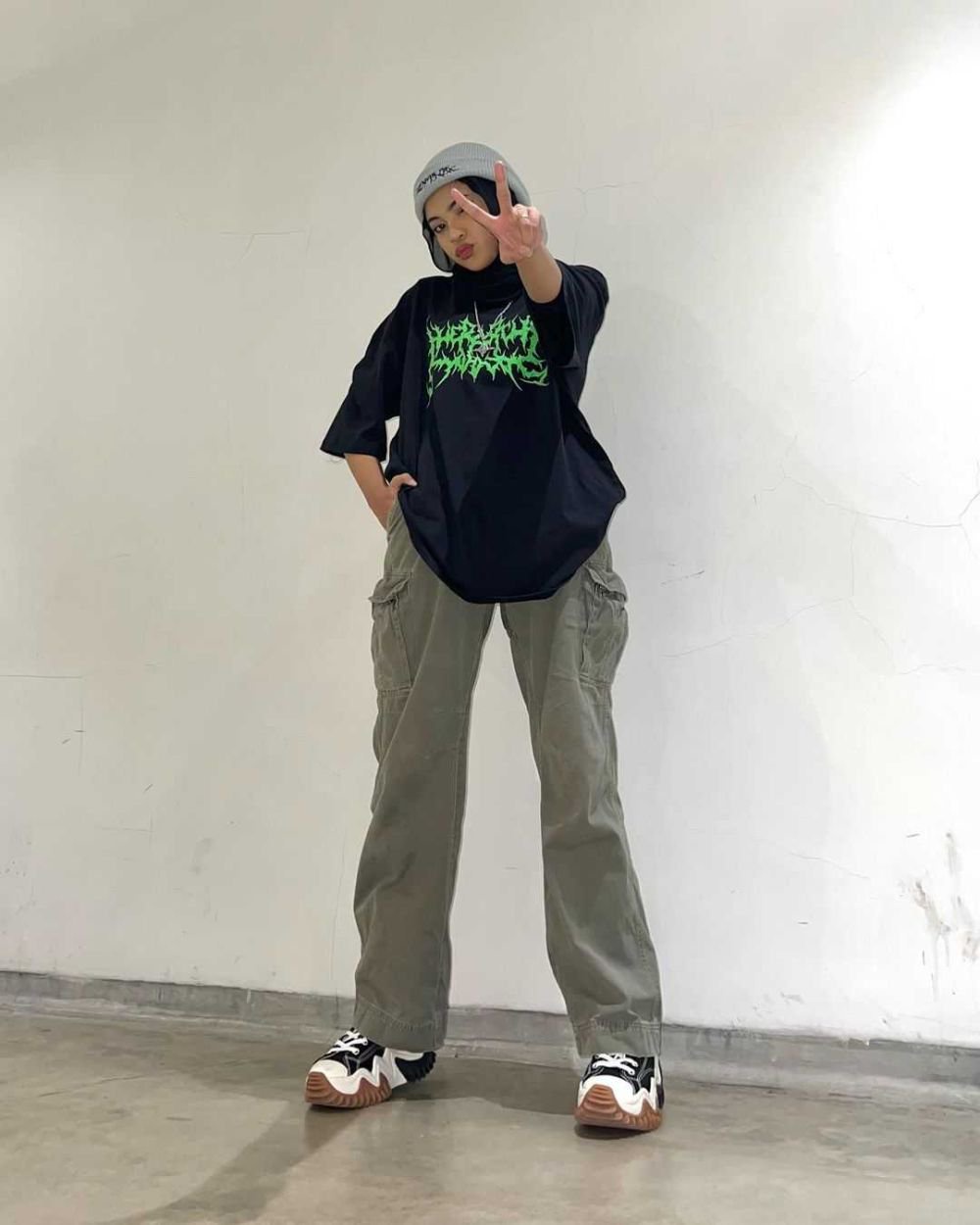 9 Inspirasi OOTD Cewek Tomboi ala Hijabers, Boyish Style!