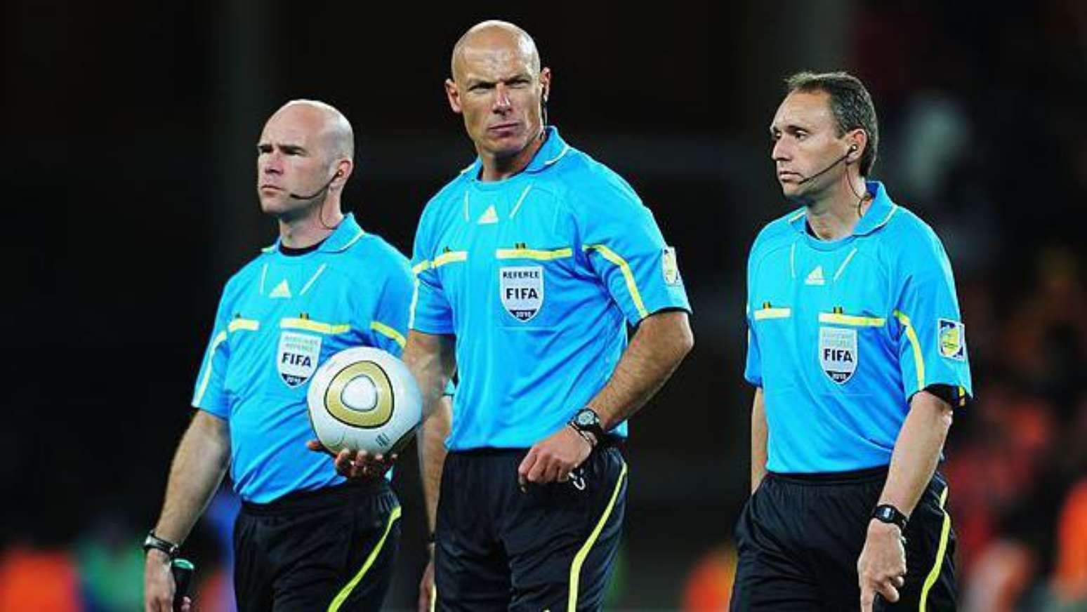 Darren Cann (à direita) integrou a equipe de arbitragem da final de 2010, ao lado do árbitro Howard Webb e do também assistente Michael Mullarkey