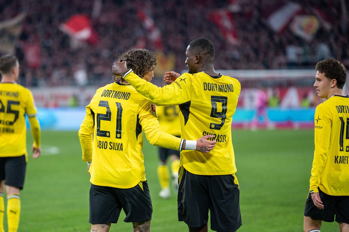 Fabio Silva herzt Serhou Guirassy