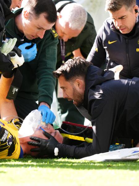 Goleiro Dibu Martínez, do Chelsea, tem choque de cabeça, sai de maca e é levado a hospital
