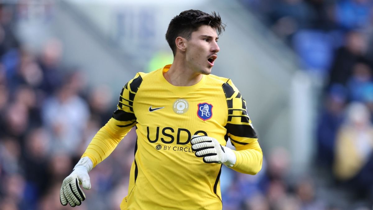Mike Penders makes Premier League debut.