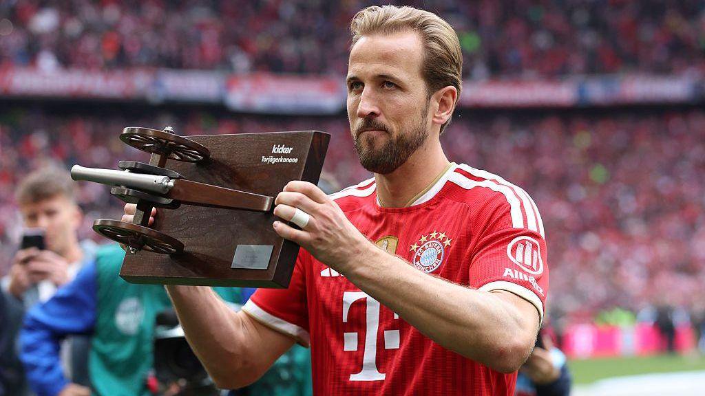 Harry Kane with the top scorer award