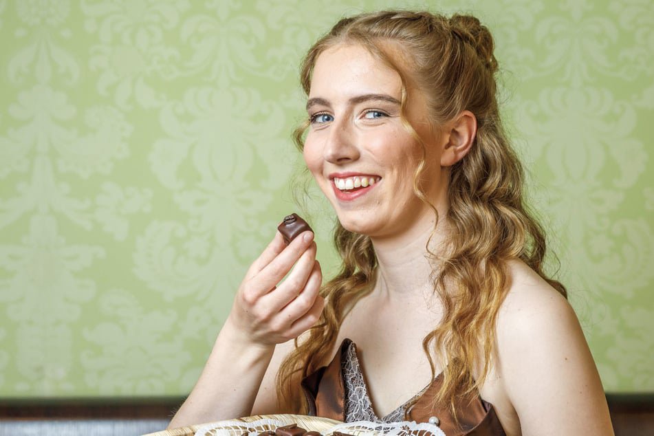 Bei Küchenchef Sven Evers (36) holt sich Julia Fuchs noch ein paar Tipps für den Culinary World Cup.