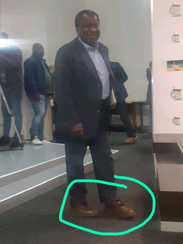 Tito Mboweni Mocks Ramaphosa's Shoes - Opera News