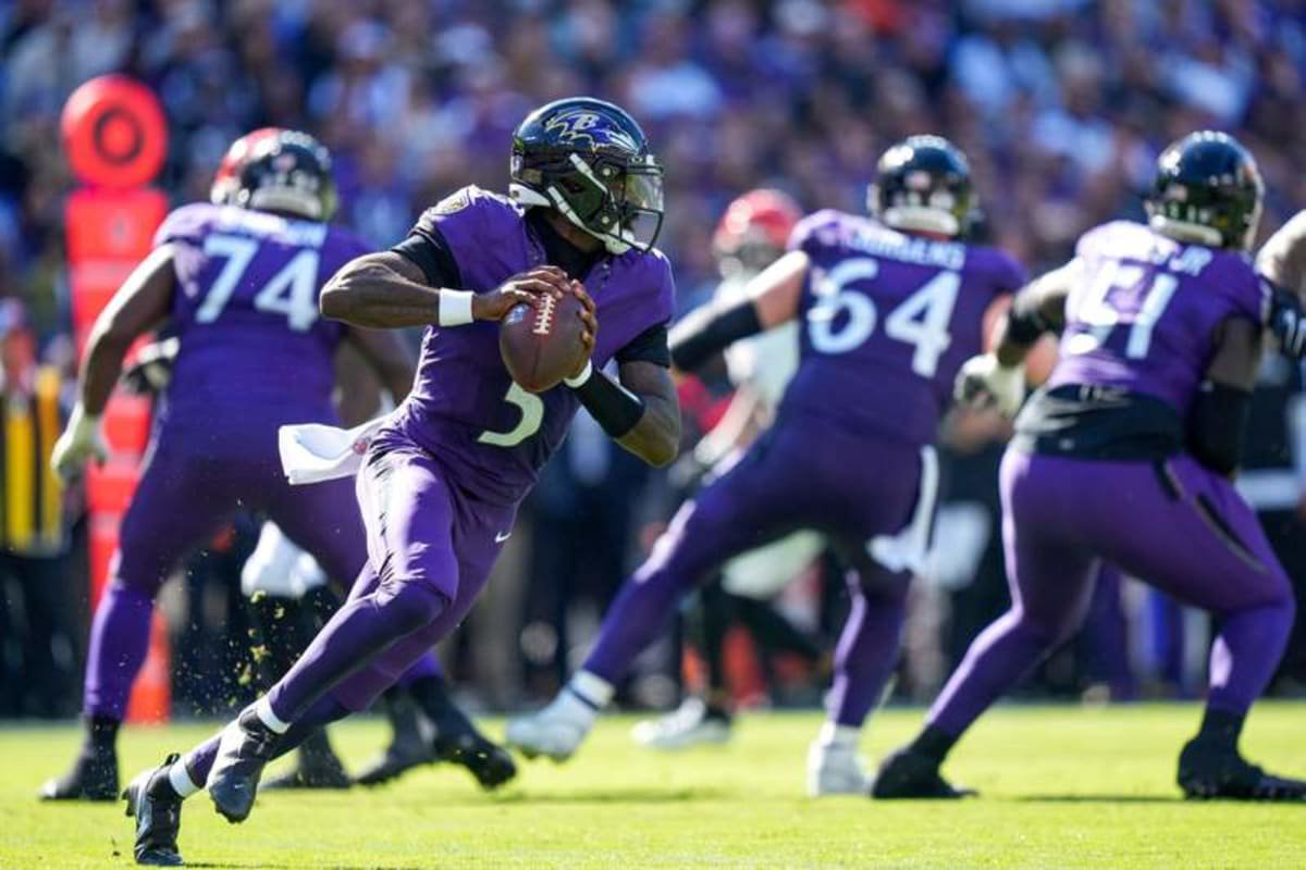 Baltimore Ravens quarterback Tyler Huntley (5) scrambles in the second quarter of the NFL Week 7 game between the Baltimore Ravens and the Cincinnati Bengals at M&T Bank Stadium in Baltimore on Sunday, Oct. 25, 2026. The Ravens led 13-0 at halftime.