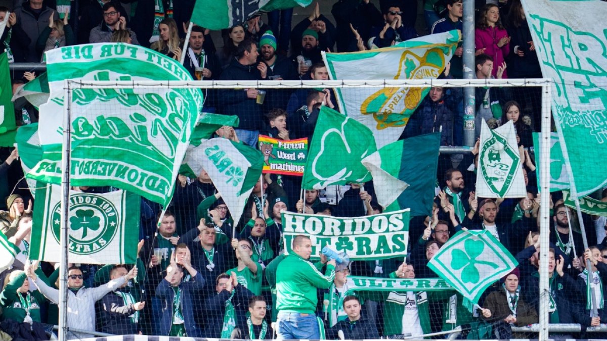 Mit Fahnen und Transparenten feuern die Fans vom SpVgg Greuther Fürth ihr Team an. (Symbolbild) (Foto)