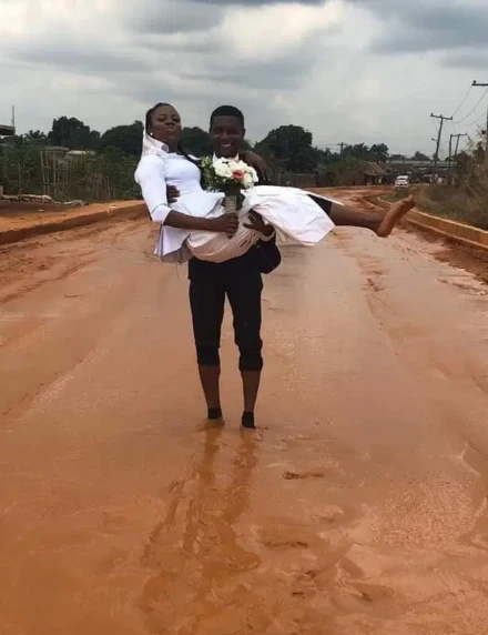 Newlywed couple enjoy their honeymoon in the middle of a muddy road (photos)