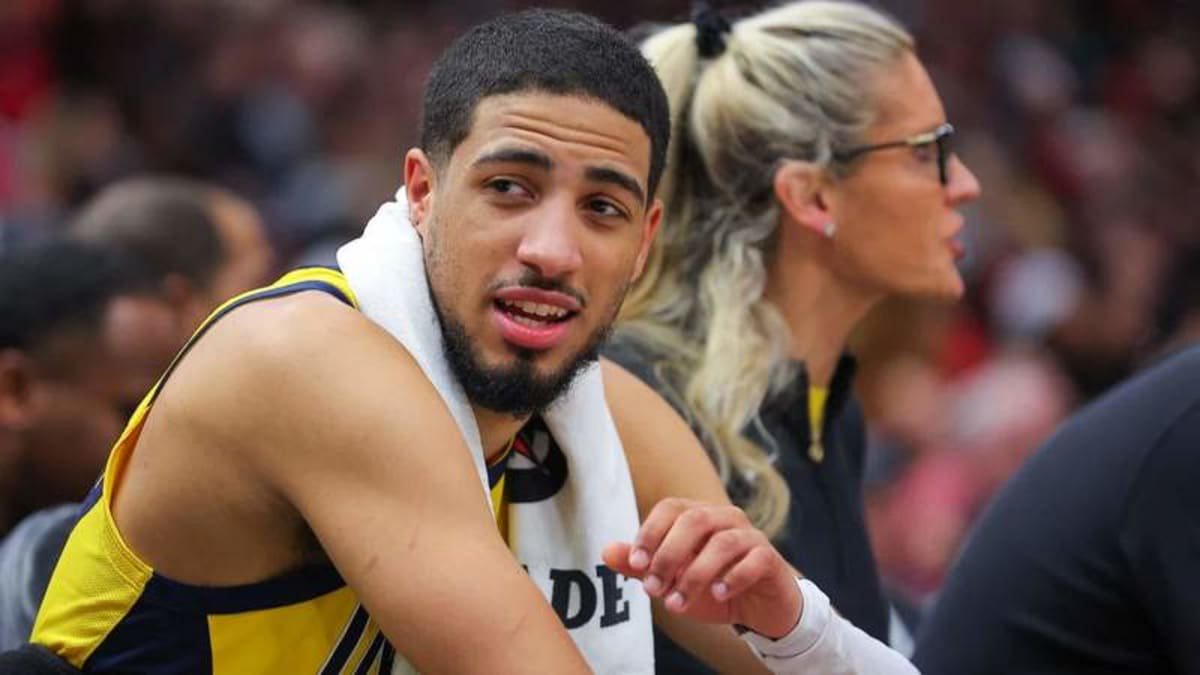 CHICAGO, IL – DECEMBER 28: Tyrese Haliburton 0 of the Indiana Pacers looks on form the bench during the second half against the Chicago Bulls at United Center on December 28, 2023 in Chicago, Illinois. Photo by Melissa Tamez/Icon Sportswire NBA, Basketball Herren, USA DEC 28 Pacers at Bulls EDITORIAL USE ONLY Icon231228110 ©Credits: Imago