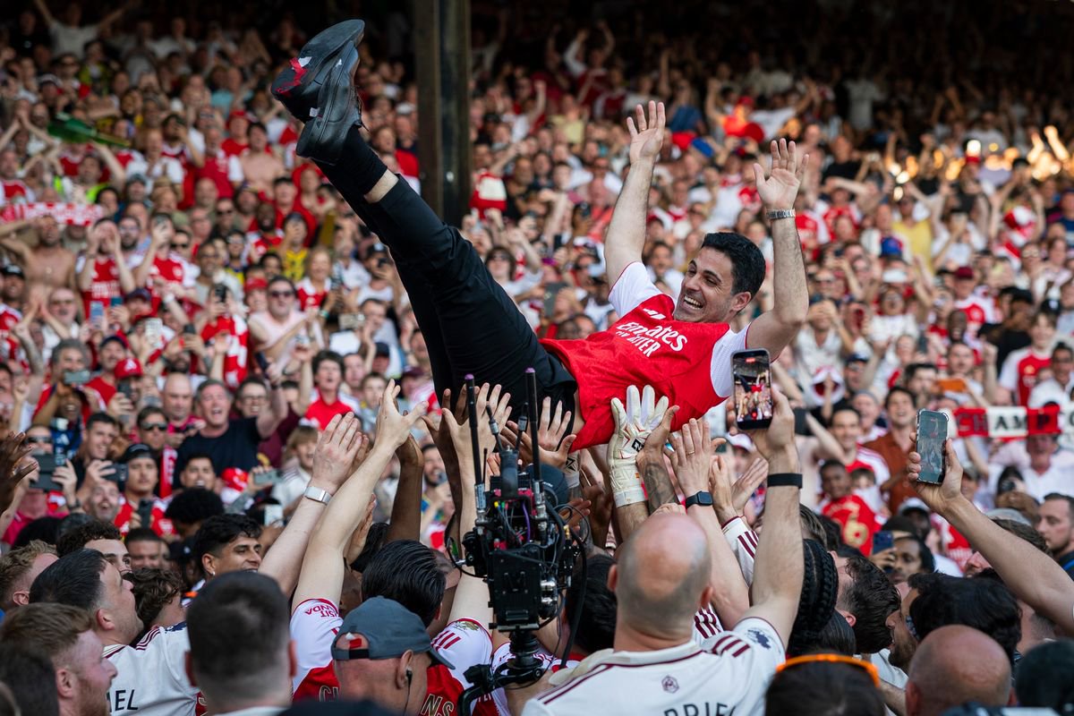 Mikel Arteta celebrates winning Premier League