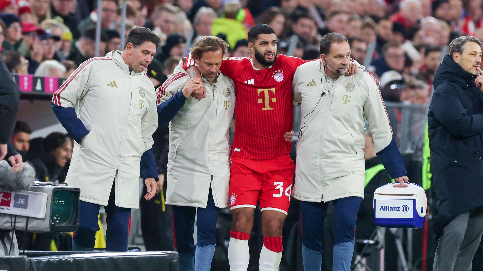 Ismael Sabiari (m.) muss gestützt werden