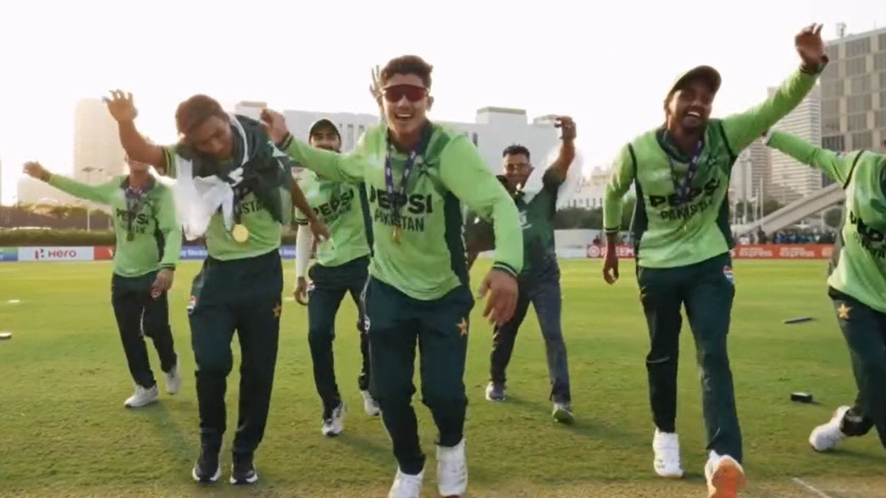 Pakistan Team Dance: जिस 'धुरंधर' को किया बैन, उसके ही गाने पर पाकिस्तानी खिलाड़ी करने लगे डांस - VIDEO